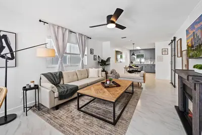 Image de Stylish & Cozy Family Gem ~ 5 Star Location ~ Backyard
