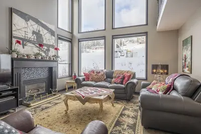 Image de Cozy chalet right on the skiway with private laundry, hot tub and mountain views