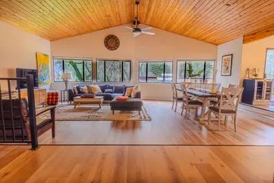 Private hse on 25 acre vineyard with stunning views of rolling country hills.