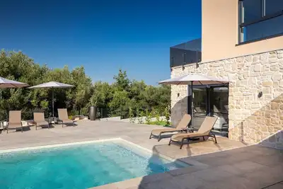 Image de Stylish 4 Bd villa with sea water pool