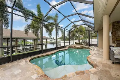 Image de Beautiful waterfront 5 Br home with pool, kayaks