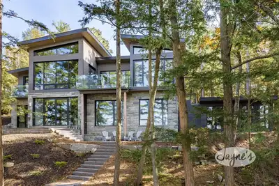 Image de 5 bedroom 5 bath Brand New Build on Lake Joseph