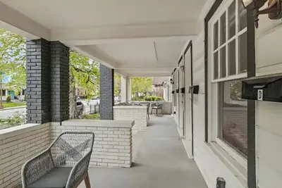 Image de 3br2ba Historic District  Newly Renovated Homedlb