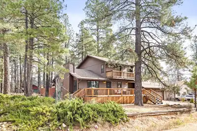 Image de Spacious Mountain Retreat with Decks & Hot Tub in Kachina Village!