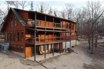 Image de Lakefront 5 Bedroom, 3 Bath Cabin on Tablerock Lake, Pontoon available to rent!