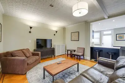 Image de 2 Mi to National Mall: Modern Dc Home