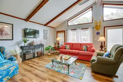 Image de Oak Island Vacation Rental w/ Decks, Walk to Beach