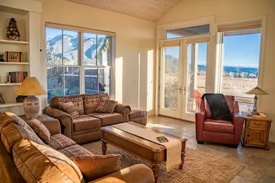 Image de \"Desert Haven: Luxe Stay, Hot Tub, Majestic Views\"