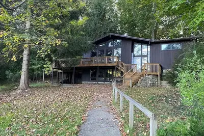 Image de Nestled in the woods & steps from Main St. /Beach\n\n