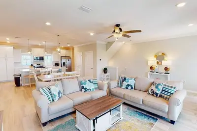 Image de Beautiful townhome, easy walk to beach. Experienced Premier Vrbo hosts!