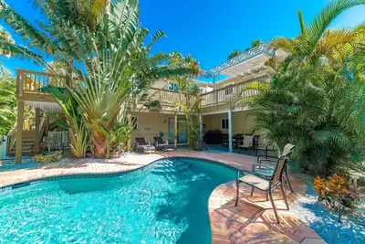 Image de Island Girl East & West – Ami Retreat w/ Heated Pool, Covered Porches & Walk To Beach