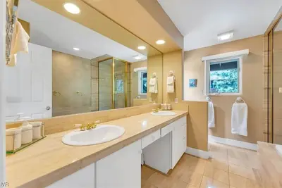 Image de Great mountain getaway 5 min. to skiing, walking distance to shopping and food.