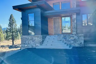 Image de Tahoe’s Schaffer’s Mill property for ski trips, summer or family fun. \n