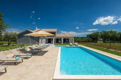 Image de Belle maison à Barban avec piscine privée, peut être à l'intérieur ou à .