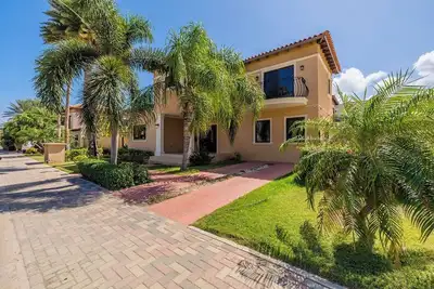 Gold Coast 4br4. 5ba Villa w/ PrivatePool & Gym