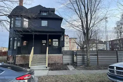 Image de Huge Historic Home with Even Bigger Private Yard
