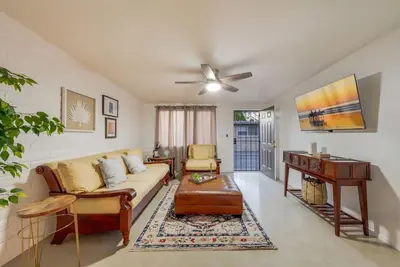 Image de Cozy / 2 Br 1 Ba / Remodeled / Central / Spotless