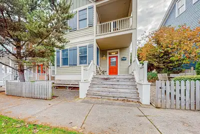 Image de Lovely Seabrook property with carriage house, yard, & child-friendly amenities