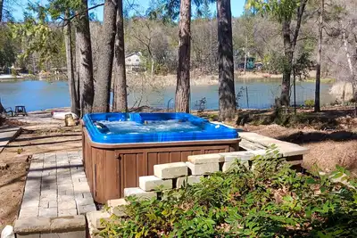 Image de Dog-friendly lakefront cabin with canoes, athletic courts, grill, & horse stable