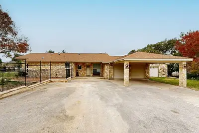 Image de Sunny home with covered patio, grill, beautiful views, lawn, streaming, W/D, Ac