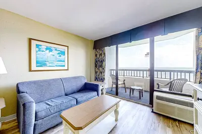 Image de 6th-floor oceanfront with pools, hot tub, lazy river, waterslides, & balcony
