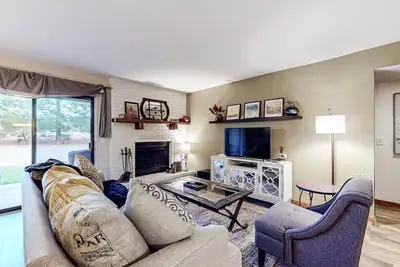 Image de Stylish ground floor condo - patio, pool, fireplace, full kitchen & washer/dryer