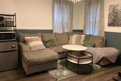 Image de Near York expo center. It’s half a mile walk to the Carlisle ave entrance.