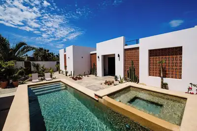 2 Br Villa with Private Pool, Hot Tub, Fire Pit, 5-minute Walk to Beach