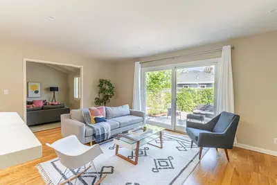 Image de Dreamy Mountain View 4br w/ Backyard & Vaulted Ceilings, by Blueground