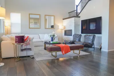 Image de Modern Lakefront Escape. Tranquil Haven: Ski & Beach Retreat. \n