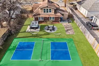 Image de Pickleball Court Ev Power Cord Hot Tub Pool Table