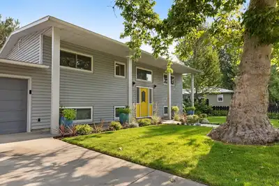 Image de Ultra Comfort + Style! New Hot Tub! Covered Patio, Bbq, Fire Pit & More! >10 min to Downtown & Bsu!