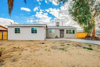 Image de Well-equipped modern home with mountain views, washer\/dryer, full kitchen, & Ac