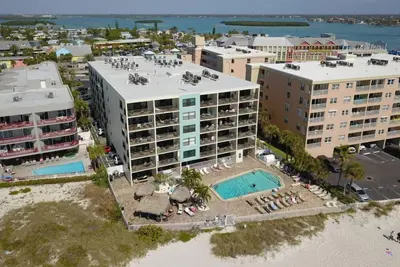 Image de Beachfront Building, Heated Pool. Directly Across from Johns Pass. Activities & Food!