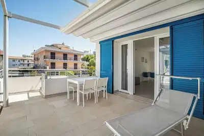 Appartement 'Blu Village' avec piscine partagée, terrasse privée et climatisation