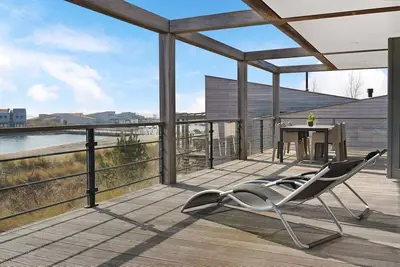 Image de This 4-person Villa Super Vip offers a unique panoramic view over the water and features a wonderfully spacious terrace.