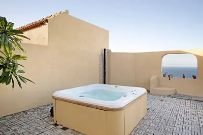 Image de Maison de vacances 'Jacuzzi Comfort Sea Views Stay' avec vue sur la mer, terrasse privée et Wi-Fi