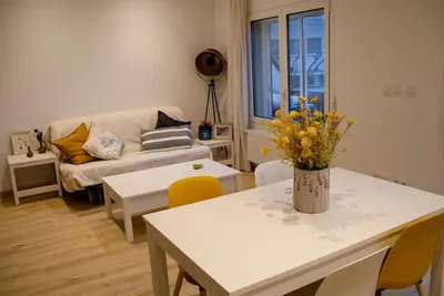Narcis Monturiol - Apartamento con terraza y vistas a la playa del port de Llançà.