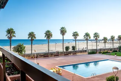 Image de Appartement en 1ère ligne de plage avec piscines, jardin, parking à Torredembarra