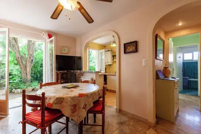 Image de Appartement 'Dans Cadre De Verdure' avec Terrasse Privée, Jardin Privé et Wi-Fi