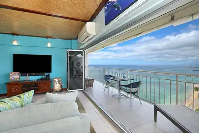 Image de Luxurious Beachfront Condo with Fabulous Ocean Views at Waikiki Shore!