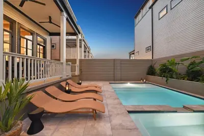 Image de New Modern Home - Heated Pool & Hot Tub