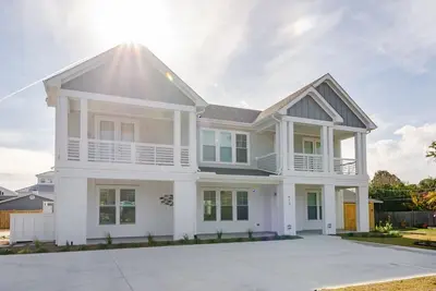 Image de Newly Built 4 Bedroom, 4. 5 Bath Duplex - C413