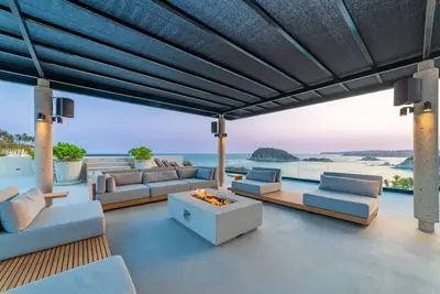 Image de Luxury Oceanfront Villa w\/ Pools & Elevator