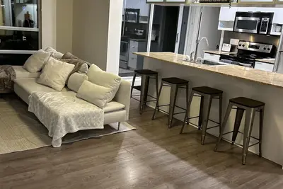 Image de Comfortable, cozy modern condo 2 bedrooms, 2 bath and an office. Great location.