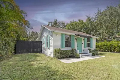 Image de House with Fenced Yard - Palm Wave Says -