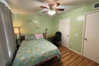 Image de Rm Galaxy queen-size bed and private bath/Tv near Uf/Shands H, I-75 & B. Plaza