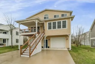 Image de Spacious 5 Br home with views of Lake Michigan and access to beach via stairway.