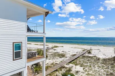 Image de The Salty Pearl: Charming Sjb Home- Sleeps 10, Pet Friendly, Hot Tub!