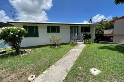 Image de Welcome to the Chateau! 10 Minutes from shopping, restaurants, & beach.